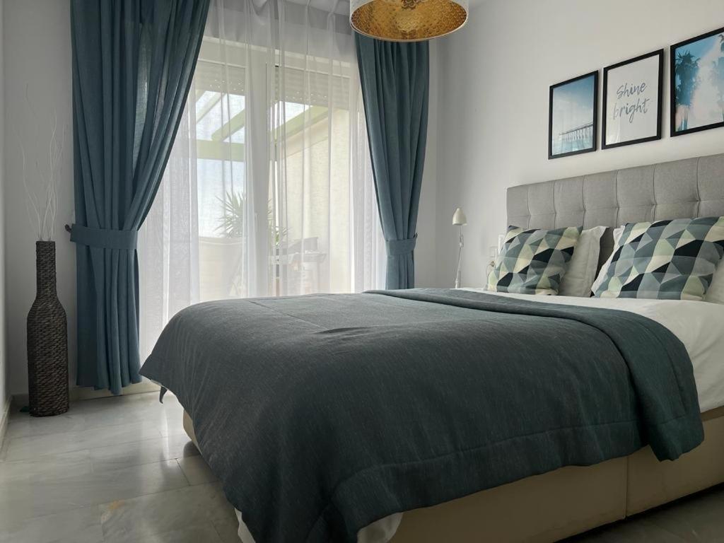 Frontline Beach Penthouse In Mi Capricho Sitio de Calahonda Exterior photo